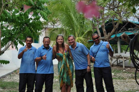 Confraternização com militares brasileiros da força de paz da ONU, na praia Obama, perto de Cabaret, antiga Duvalierville, no litoral central do Haiti